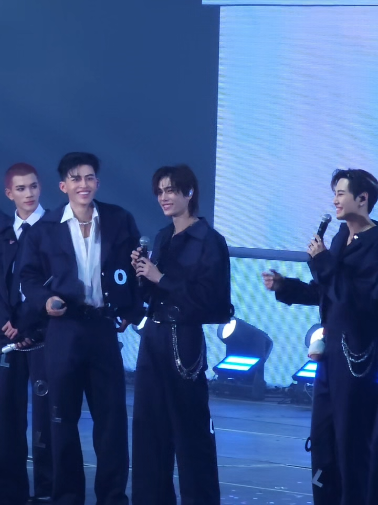 ตัวใหญ่ขนาดนี้ทำอะไรใครไม่ได้หรอก แปลกๆนะพุพุ 😂 #LOLFanFest2025D2 #pondphuwin #pondnaravit #phuwintang #ปอนด์ภูวินทร์ #ปอนด์ณราวิชญ์ #ภูวินทร์ 