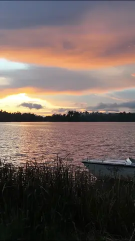 Danau pauh disaat yang tepat #creatorsearchinsights #wisata #merangin #jambi #indonesia🇮🇩 #wonderfulplaces #wisataalam #nature #sunset #lake @Ondo Mubarock 