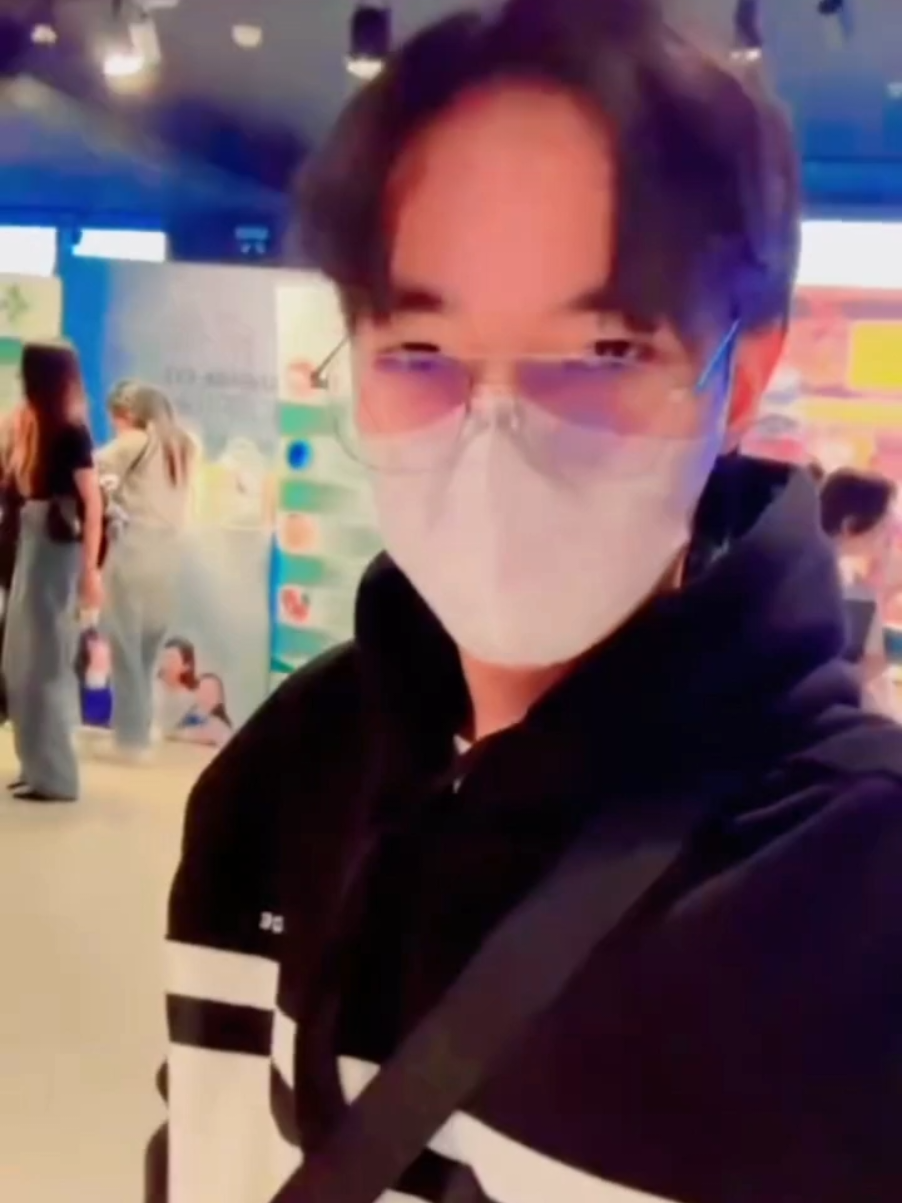 แอบตามดูน้องลีโอกันค่า มีเด็กแอบไปดูโหมโรงไม่ชวนแม่เพ็ญ น่าจะชอบมากๆเกี่ยวกับดนตรี ครั้งแรกไปดูกับพี่ๆศิลปินรอบสื่อก็ร้องไห้ไปรอบละ รอบนี้จะร้องไห้มั้ยน้า😁🥰 Cr.เพจ แม่เพ็ญ แม่น้องลีโอ🙏 #ลีโอเองนะครับ #ลีโอไมค์หมดหนี้ #ลีโอยุ้งข้าวเรคคอร์ด #ลีโออธิป #ยุ้งข้าวเรคคอร์ด #เพื่อความบันเทิง #โหมโรงเดอะมิวสิคัล 