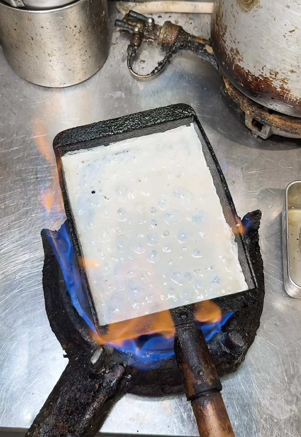 だし割烹屋が作る真っ白いだし巻き卵🍳 こちらのお店では、お米を食べて育った鶏から産まれた黄身まで真っ白い特別な卵を使っただし巻き卵が食べられる！ 卵自体は少し淡白だけど、真っ白くてプルプルな食感だった！ 📍居酒屋おだし / 大阪 ￥1000～/人 ⏰営業時間：17:00〜23:00 💤定休日：なし 🏠住所：〒542-0083 大阪府大阪市中央区東心斎橋１丁目１５−２ 松村ビル 1階 #東京グルメ #大阪グルメ#tiktokfood 