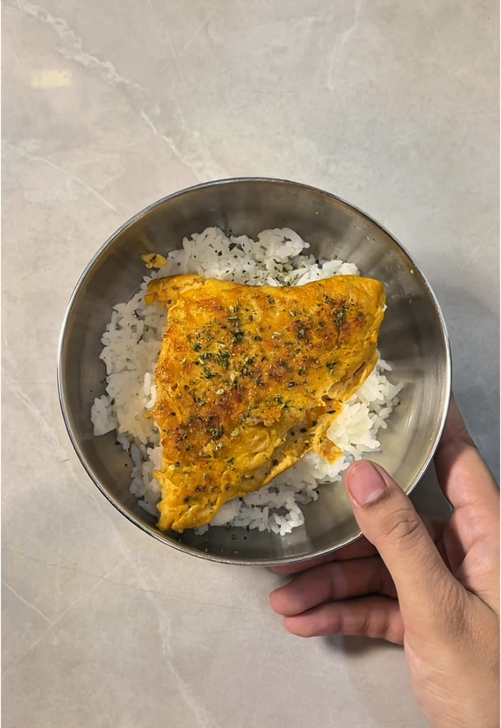 TELUR DADAR PADAT NURISI Resep sat set buat ibu yang butuh boosting BB anak! Bahan: 3 butir telur 100gr udang 100gr ayam 1 sdm wortel 1 sdt kaldu ayam Merica secukupnya  Garam secukupnya  1 sdt saos tiram Tentunya pakai telur omega-3 dari @sunnychoice.id, ga amis sama sekali plus bebas hormon antibiotik. Bikin ibu-ibu jadi tenang! #mpasi #mpasihomemade #bbbooster 