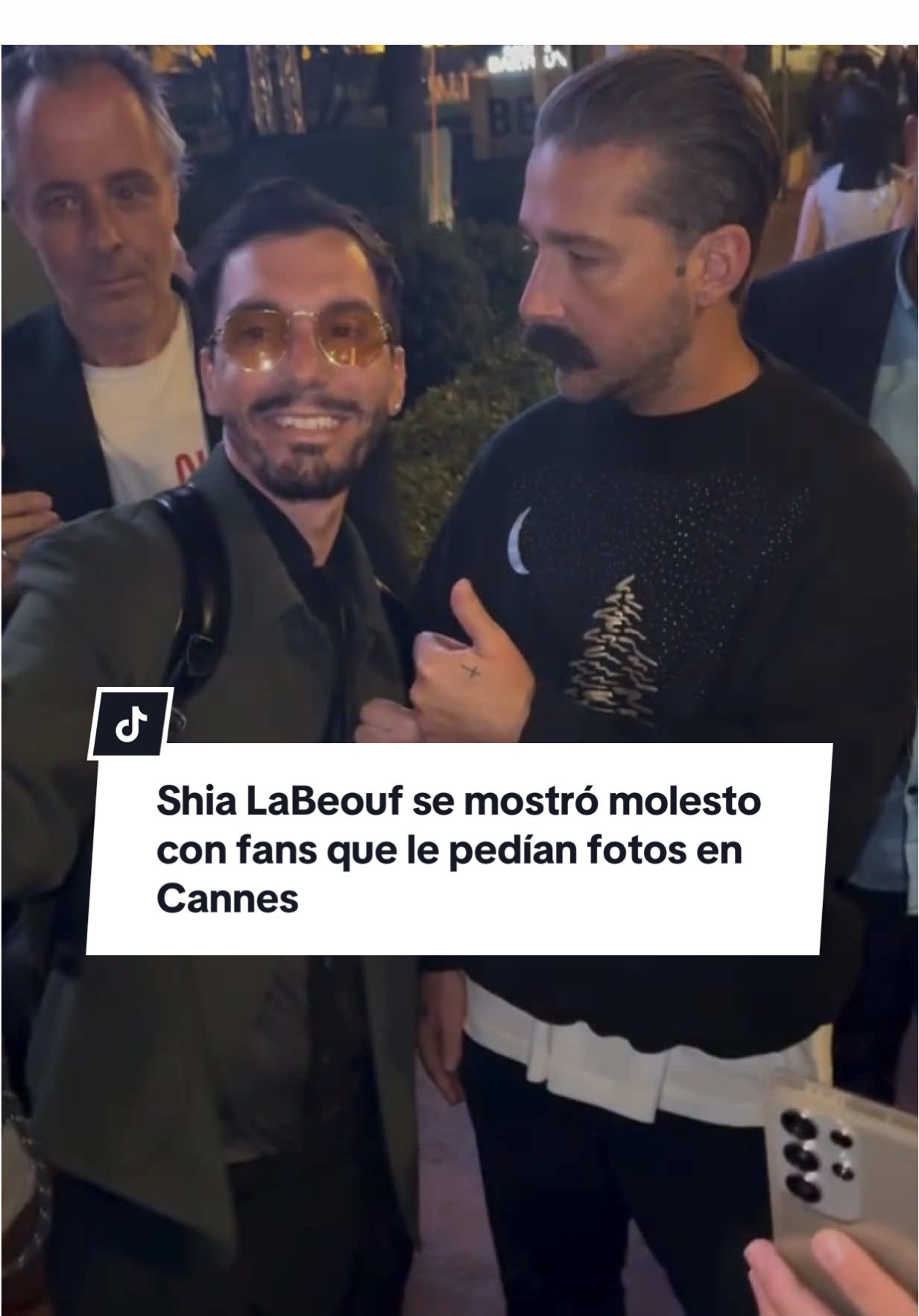 Shia LaBeouf se mostró molesto con fans que le pedían fotos en Cannes. 😳 CC: @vendettadailly #shia #shialabeouf #shialabeoufedit #shialabeoufe #shialabeouftiktok #shialabeouf😎 #miagoth #cannes #cannes2025 #filmfestival #cannesfilmfestival #cannesfilmfestival2025 #cannesfestival 