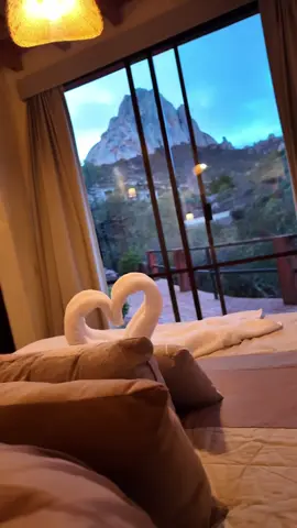 Despierta con esta vista espectacular en Bernal✨ Ven a vivir un fin de semana lleno de tranquilidad en medio de la naturaleza 🤩⛰️  ¡LOS ESPERAMOS! #bernal #hotel #turismo #queretaro #qrotravel #peñadebernal🗻