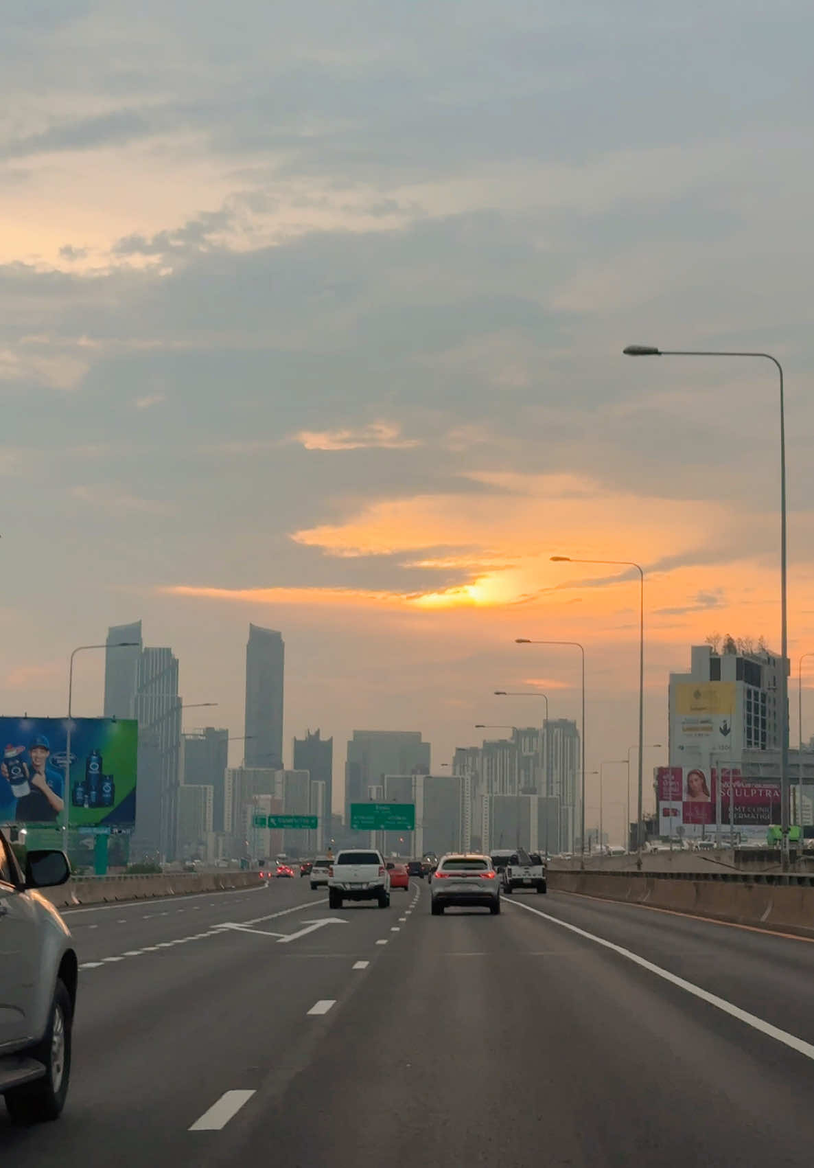ขับรถบนทางด่วน ตอนพระอาทิตย์กำลังจะตก  #ขับรถ #ทางด่วน #ตอนเย็น #พระอาทิตย์ตก #tiktok #tiktoktravel 
