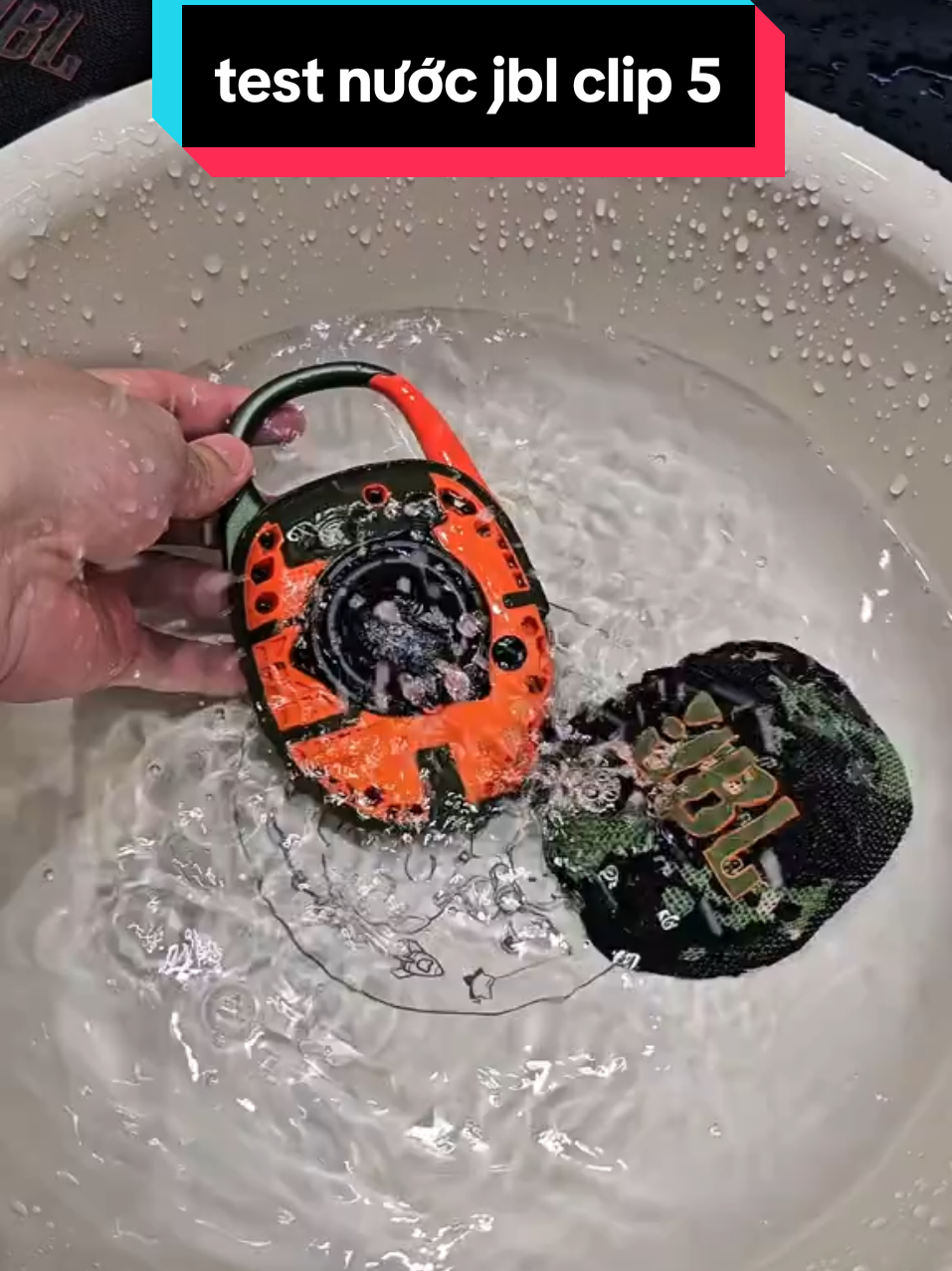 Thả JBL Clip 5 xuống nước và cái kết... JBL clip5 water resistant test.  #jbl  #jblclip5  #bitechbanloa  #testnuoc 
