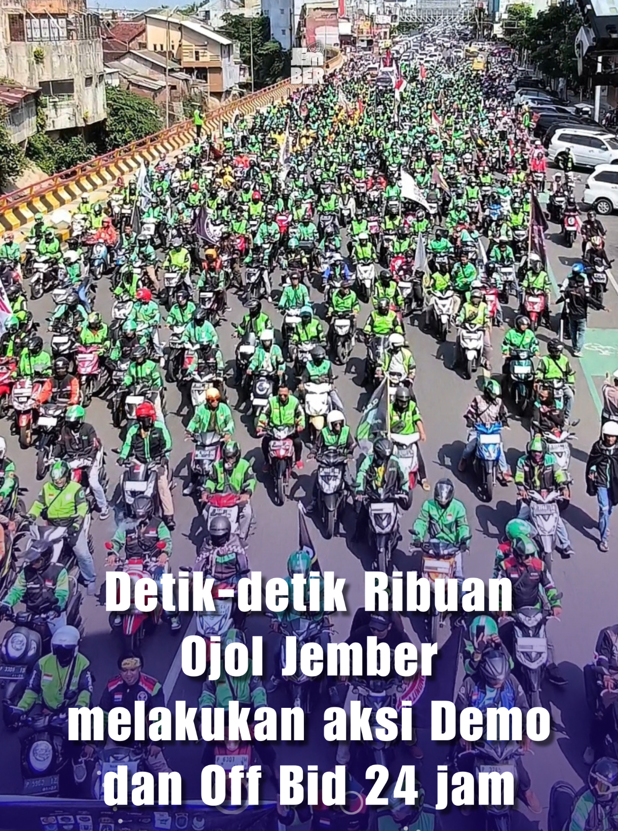 Ribuan ojol di Kabupaten Jember, yang terhimpun dalam organisasi Forum Komunikasi Jember Online Bersatu, pada hari Selasa (20/3) melakukan aksi Demo, Start dari GOR PKPSO Kaliwates hingga Alun-Alun Jember, dan akan melakukan Off aplikasi selama 24 Jam.  Berharap menemui Bupati Gus Fawait, dikarenakan yang bersangkutan sedang tidak ada di Jember, perwakilan dari Pemkab Jember mengusulkan untuk Zoom dengan Gus Bupati Jember tersebut. Semoga apa yang di harapkan segera terealisasikan semua ya kawan2 ojol.. #visitjember #visitindonesia #jember #visitters #wisatadijember #makanandijember #wisatajember #jembertiktok #demoojoljember #demoojol 