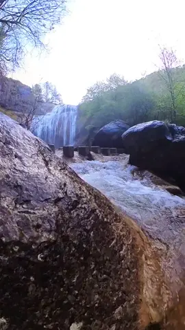 Increíble salto de agua que no vas a olvidar #girona #rio #cascada #reelsnature #catalunya #rutasenfamilia #nature #gorgs #Hiking #bañosdeaguasanta 