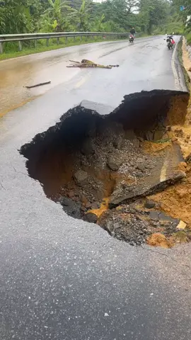 Sau đêm mưa,nguy hiểm quá! 