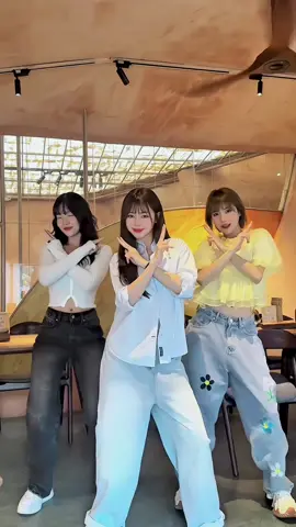 Tam ca 3 cô gái🍋🍋🍋 #lizkimcuong #LIME #dancechallenge #douyin #xuhuong #tiktokviral @Emma @Ivone Diệu Linh 