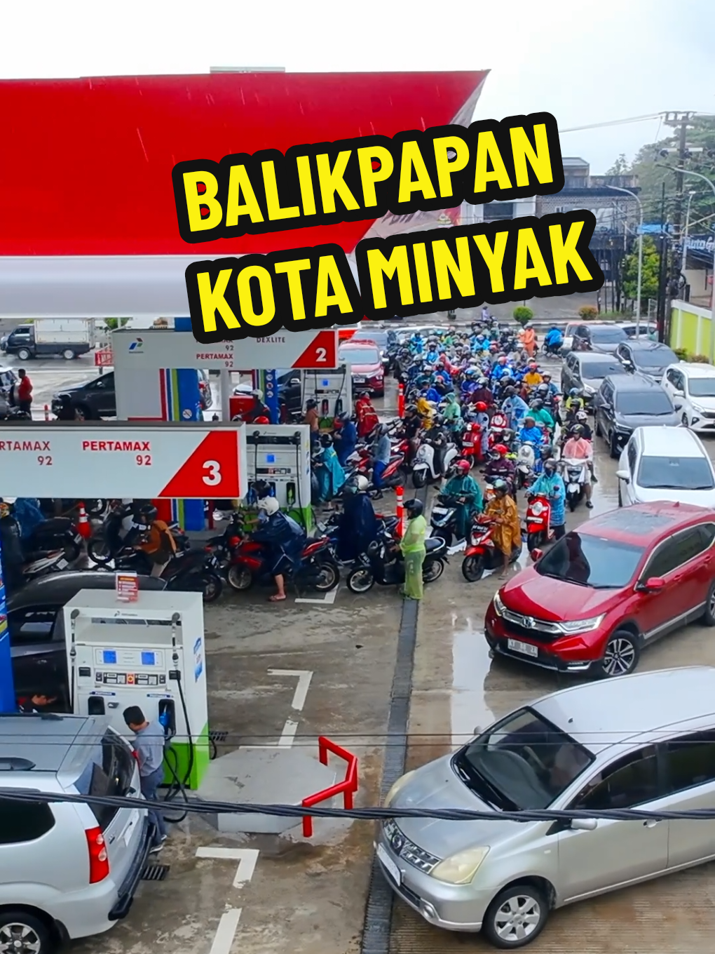 Antrian BBM di SPBU Kota Minyak nih booosss....  .  .  #balikpapanaerial #kotaminyak #pertamina 