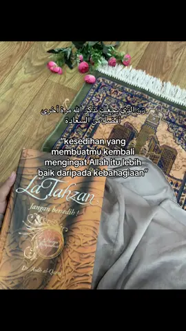 ‎زن الذي يجعلك تذكر الله مرة أخرى أفضل من السعادة “kesedihan yang membuatmu kembali mengingat Allah itu lebih baik daripada kebahagiaan” #quotes #quotesislam #sad #kesedihan #mengingatallah #reminder #allah #xybca #fyp