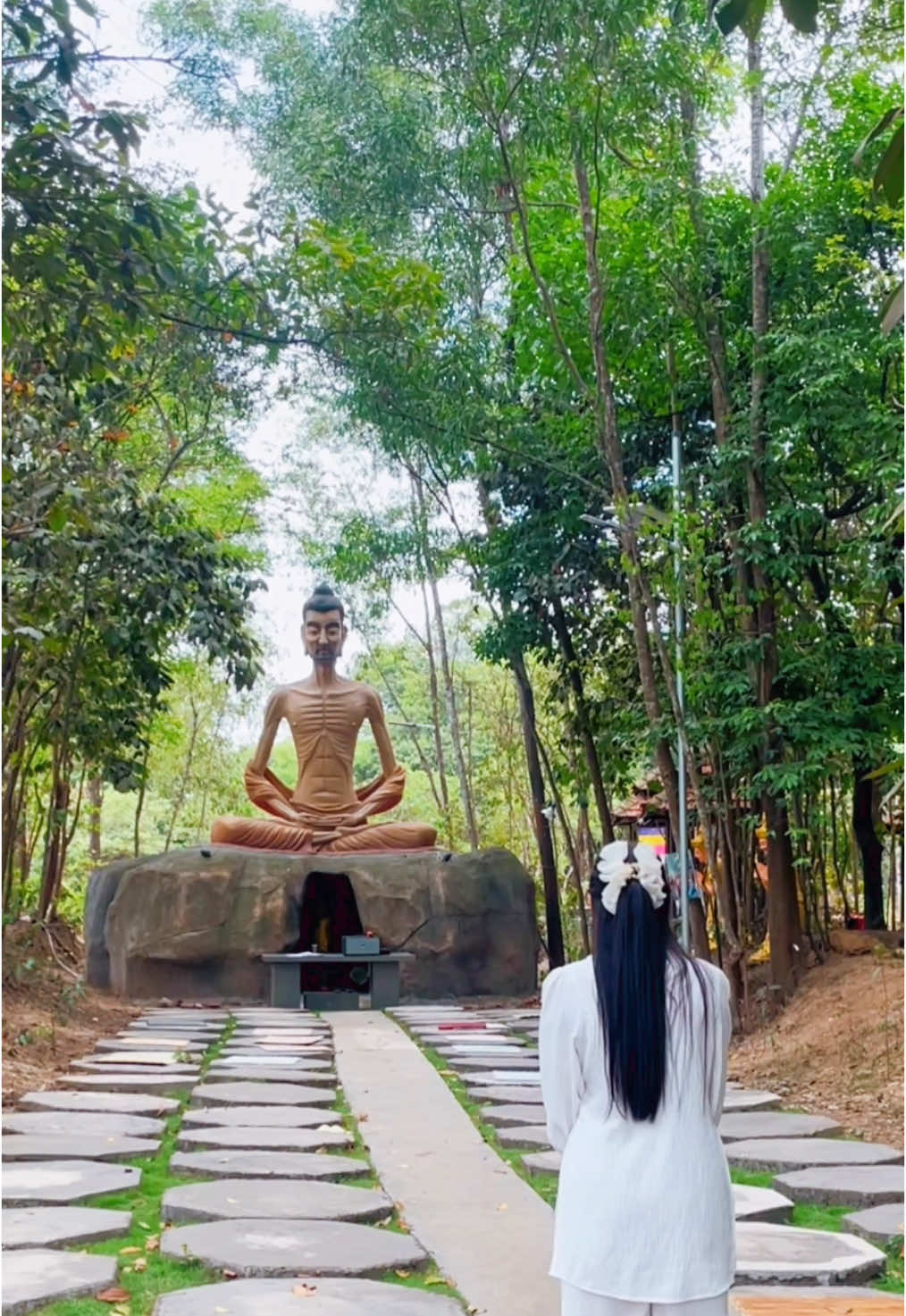 Khi không thể tránh người hay nổi giận – phải sống sao cho không bị thiêu đốt? Có những người – mình có thể tránh. Họ quá nóng – thì thôi không gần. Họ quá sắc – thì né cho lành. Nhưng nếu người đó là người trong gia đình thì sao? Một người phải sống cùng, ăn cùng, sinh hoạt chung mỗi ngày – mà lại thường xuyên nóng giận, cộc cằn, chỉ trích... Tránh – không được. Chống – thì sinh chuyện. Chịu đựng hoài – thì sinh tổn thương. Vậy phải làm sao? 1. Nếu còn tránh được – nên tránh. Không phải trốn chạy. Mà là tự bảo vệ mình. Tâm sân – như lửa. Đưa mặt vào lửa – thì cháy. Trí tuệ không bảo mình cứ đứng đó cho khét. Đức Phật dạy: nếu nguyên nhân nào khiến tâm mình bất thiện, thì cần đoạn trừ. Nếu chưa đoạn được – thì phải tránh. Không phải “gồng tu” trong môi trường sai – để rồi rách cả thân tâm. 2. Nếu không thể tránh – thì phải rèn. Gia đình – là nơi khó tu nhất. - Không dễ giữ khoảng cách. Không phải muốn im là im, muốn đi là đi. Cho nên – phải rèn nội tâm. Khi người thân mắng, chỉ trích – đừng nhắm vào câu nói. Hãy nhìn vào tâm họ: họ đang sân, đang rối, đang khổ. Tập cho mình một phản xạ: nghe mà không dính. Không phản bác. Không cãi lý. Không nổi lửa theo. Giống như người bên cạnh đang lên cơn sốt Mình không thể giận cơn sốt đó. Chỉ cần đừng để mình bị lây – là đã quá giỏi rồi. 3. Biết trước hoàn cảnh dễ sinh sân – thì phải chuẩn bị nội tâm. Khi biết mình sắp gặp người hay làm khổ mình đừng để tâm vào họ, hãy hướng tâm về Đức Phật. Đó là cách đơn giản nhưng hiệu quả – mà tôi từng thực hành. Làm vậy – là giữ được một nửa bình an trước khi chuyện xảy ra. 4. Khi giận dâng lên – đừng nuôi. Đừng cứ nghĩ đi nghĩ lại những lời họ vừa nói. Đừng tua đi tua lại cảnh mình bị xúc phạm. Càng nhai lại – càng giận thêm. Thay vào đó – hãy thở. Hãy làm việc khác. Hoặc thầm nhắc: “Mình đang được thử lửa.” Mỗi lần không phản ứng – là một lần nghiệp cũ không sinh thêm. 5. Học Phật – là học rèn tâm ngay giữa đời sống. Đừng mong người khác thay đổi để mình bớt khổ. Họ không thay – mình vẫn phải tự cứu mình. Họ thay đổi – thì tốt. Vì người ta có thể nổi giận, có thể trút lửa về phía mình – Nhưng có bị đốt cháy hay không, là do mình có biết giữ tâm vững hay không. Nếu còn yếu lòng, còn nuôi giận, còn phản ứng thì sẽ cháy. Cho nên – hãy rèn luyện tâm cho đủ mạnh. Bằng giới hạnh, bằng chánh niệm, bằng tuệ quán, bằng lòng từ. Không phải vì yếu đuối, mà vì không muốn bị thiêu đốt trong ngọn lửa sân – của người và của chính mình. Nguồn coppy #phat #budha #phatgiaonguyenthuy #namtong #theraveda #phattu #thiensinh🔥 #gioidinhtue #phatphapnhiemmau #phatphap 