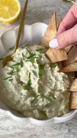 TARTINADE Thon 🐟 & Avocat 🥑  Ça c’est la tartinade parfaite pour vos apéros au soleil !! Et les petites chips maison à base de wrap ça fait toute la différence 😋 LES INGRÉDIENTS :   1 Boîte de thon 1 Avocat 120gr Fromage frais Herbe fraîche au choix (ciboulette, basilic, persil)   Jus de citron Ail en poudre Sel et poivre RECETTE :  Dans une assiette déposer le thon égoutté, l’avocat, le fromage frais, le jus d’un demi citron et les herbes fraîches. Assaisonner avec de l’ail en poudre, du sel et du poivre. Ecraser le tout avec une fourchette pour obtenir une tartinade bien crémeuse.  Couper un wraps en petits morceaux, étaler le tout sur une plaque et enfourner environ 5 minutes à 180 degrés.  Déguster la tartinade avec vos chips de tortilla !! 😋 _______________________ 🍪 -5% chez @koro_fr avec le code MARJOLAINE5 🍵 -10% chez @anatae_matcha avec le code MARJOLAINE #nourriture #food #collation #ideerepas #recetteexpress #avocado #avocat #thon #foryou #pourtoi #tartinade 