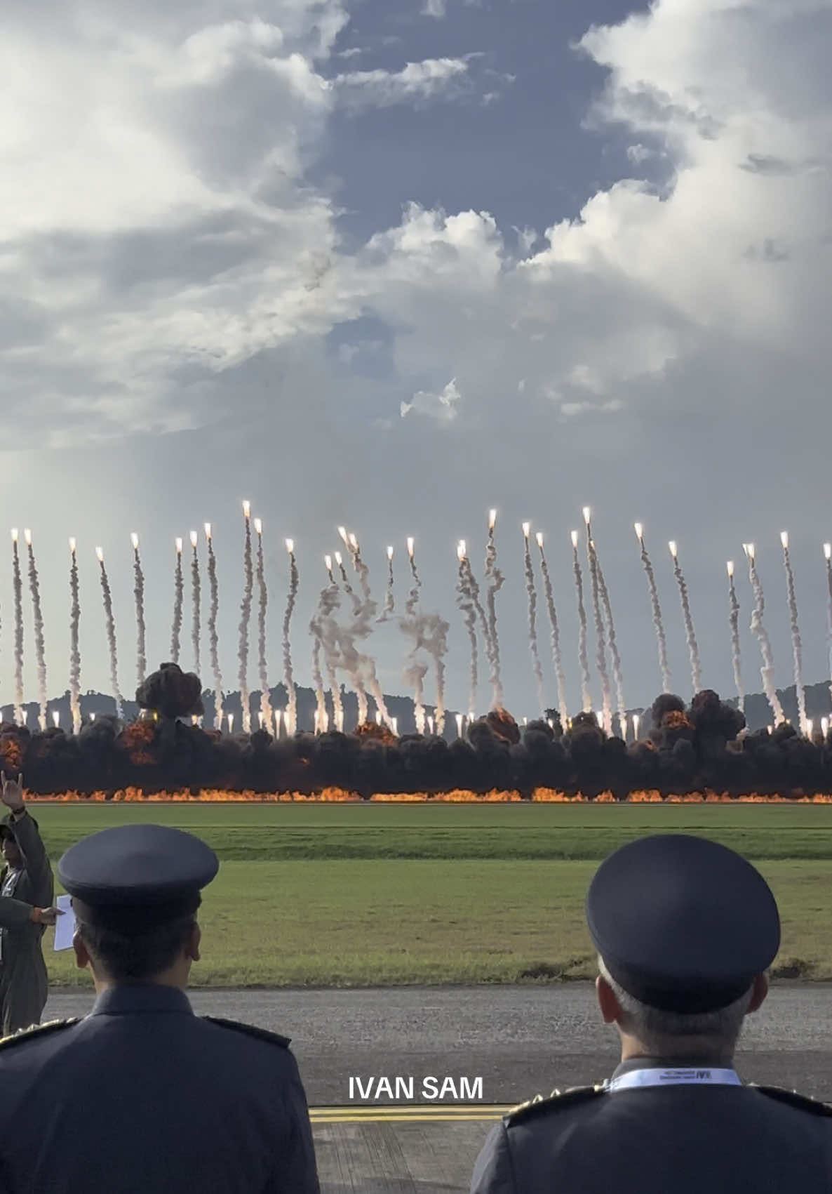 Official Opening Gambit LIMA2025! SHAKE THE SKY! #lima25 #limalangkawi #tudmmalaysia #hornet #f18 #fyp 