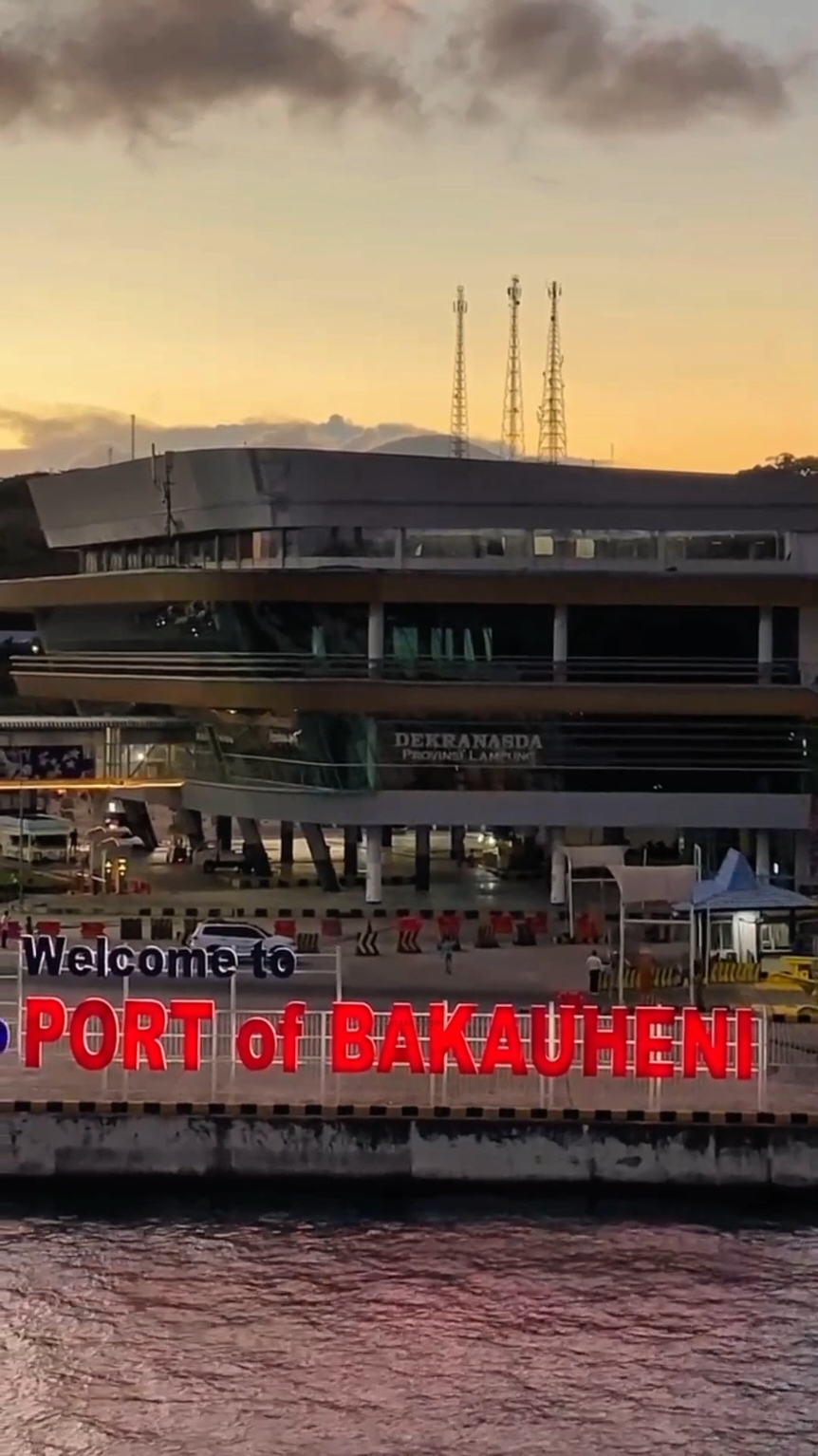 Port Of Bakauheni 🛳 . . . . . . #lampung #bakauheni #fypp #fyp #fypage #sunset #sigerlampung #masukberanda #tiktok #fyppppppppppppppppppppppp #indonesia #lampungtiktok #pelabuhan 