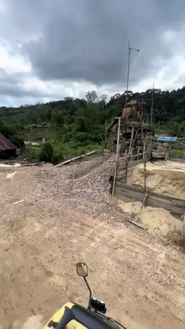 Tahun ini kita fokuskan ke pengiriman ke perusahaan saja 🤫#trukmaniaindonesia #trukkalimantan #platktiniboss #romansasopirtruck #drivermudapunyacerita #fyp 