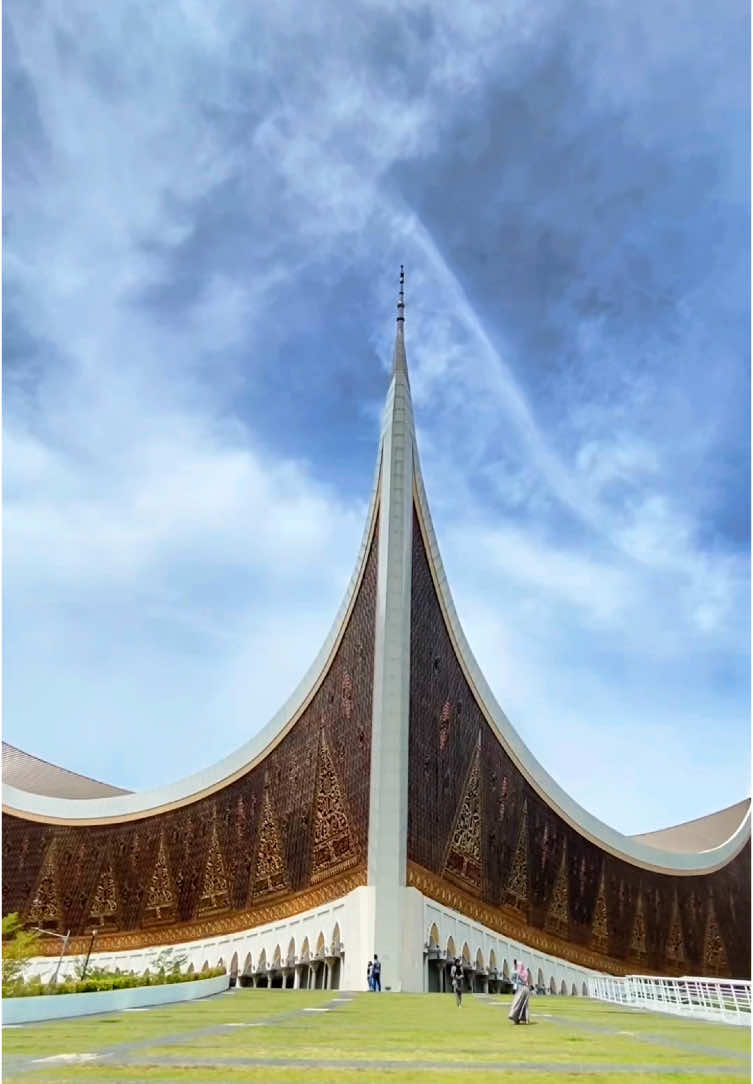 Masyaallah indah ya masjida raya Sumatera Barat🌙🕌 #masjid #masjidraya #masjidrayaalminangkabawi #padang #sumbar 