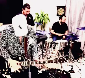 Power guitar by Guilty #toxicasnovias #amor #fypシ゚  #original #orgullomexicano #rock #musically #latin #loveyou #shaden #gibsonguitars #heavymetal 