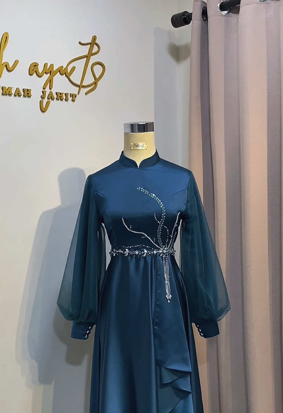 Versi warna emerald bluenya nihh cantik gaa?  Terimakasih sudah mempercayakan jahit di @diyahayu_rumahjahit🪡 📍Kota batu, Jawa timur •Menerima jasa jahit Dress dan kebaya •Untuk Info harga dan pemesanan bisa DM IG:diyahayu_rumahjahit REKENING hanya atas nama DIYAH AYU ANGGRAINI ‼️HATI HATI PENIPUAN‼️ 🪡Pre-order (Tidak ready) 🪡Bawa kain sendiri atau sekalian kain bisaa 🪡Bisa offline/online 🪡Bisa kirim keseluruh indonesia&luar negeri 🪡Dikerjakan sesuai antrian, ORDER=SABAR #j#jahitkebayaj#jahitdressp#penjahitonlinep#penjahitkotabatup#penjahitmalangd#dressbridesmaidd#dresskondanganj#jasajahitcustomj#jasajahitonlinei#inspirasidressbridesmaidm#masukexplorep#penjahitkotabatub#bridesmaiddressmaxmara 