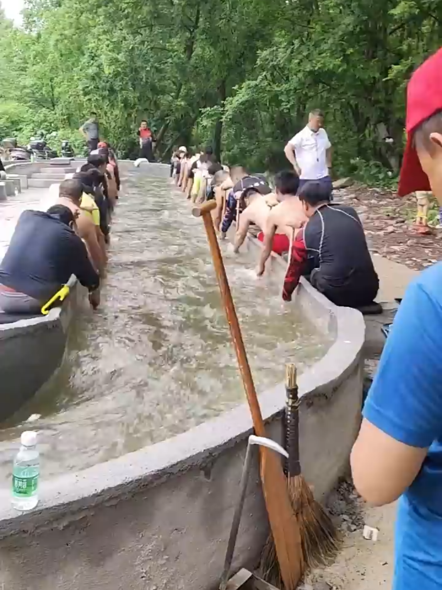 People are practicing dragon boat rowing