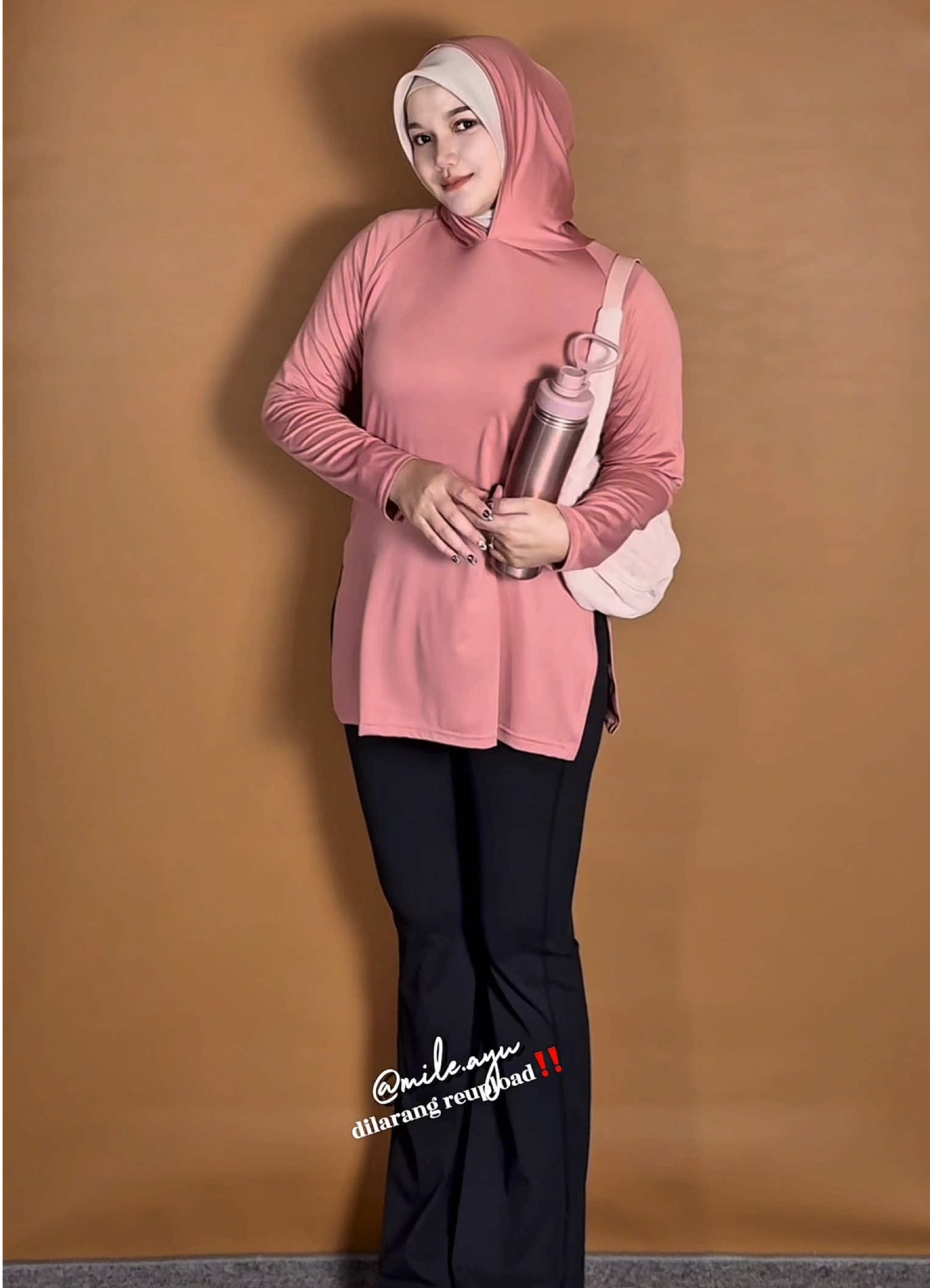 jalan santai sambil mejeng dikit gapapa lah yaaaaaa . . . . . . . . . . . #olahraga #gym #OOTD #ootdfashion #ootdinspo #ootdhijabstyle #ootdinspiration #ootdhijabsimple #outfit #outfitideas #outfitinspo #outfitinspiration 