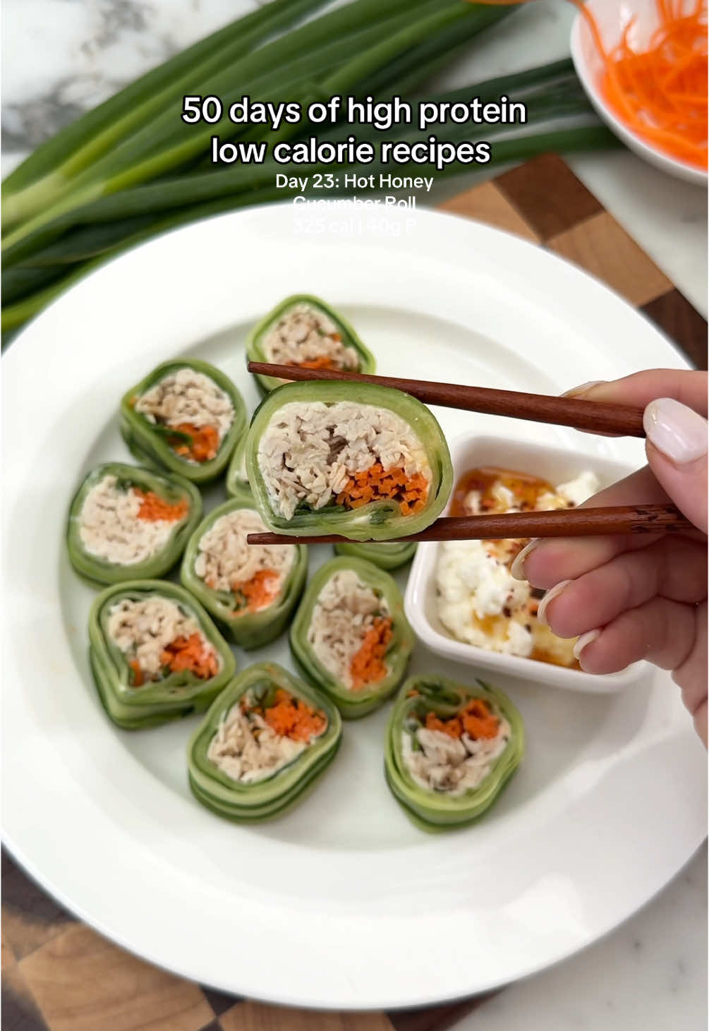 DAY 23: HOT HONEY CHICKEN CUCUMBER ROLL 🥒 50 days of high protein, low calorie recipes. See the link in my bio for access to all my recipes. 