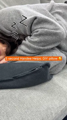 ✨new✨ Handee Helps if u ever need an extra pillow! make sure u follow us 4 more easy tips 🙃🙂🙃 PS do not try at home, unless desperate! #handee #DIY #handeetips #papertowel #LifeHack #pillowcase #5secondcraft