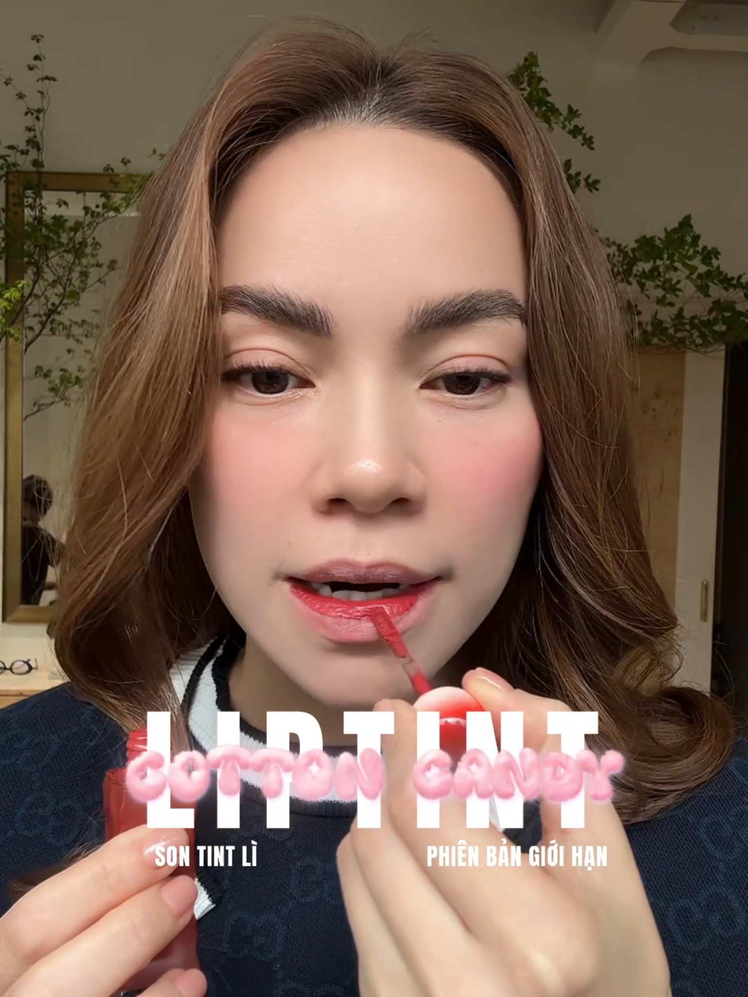 Màu son #11 Nâu Mocha có gì HOT mà không chỉ Hồ Ngọc Hà, các chị em ai cũng thích mê như thế?  Nâu Mocha tưởng không hợp mà lại hợp không tưởng bởi sắc đỏ sang trọng, quyền lực và đầy cuốn hút khi lên môi các nàng. Không phải là màu nâu kén da & khó đánh, Nâu Mocha tựa như những màu son highend cao cấp vì vừa đỏ, vừa 