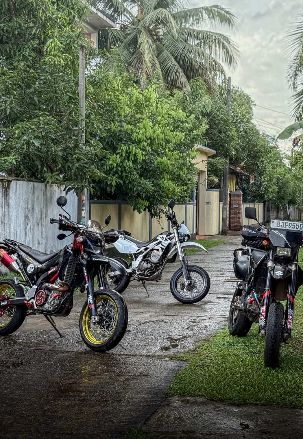 තේ එකක් බීලා එන්නම් 🤨☕️ #CapCut #onthisday #trend #16provideography #bikeedit #drz #drz400sm #dtracker #dtracker250 #wrx250 #wrx250lovers❤️😍 #bikelife 