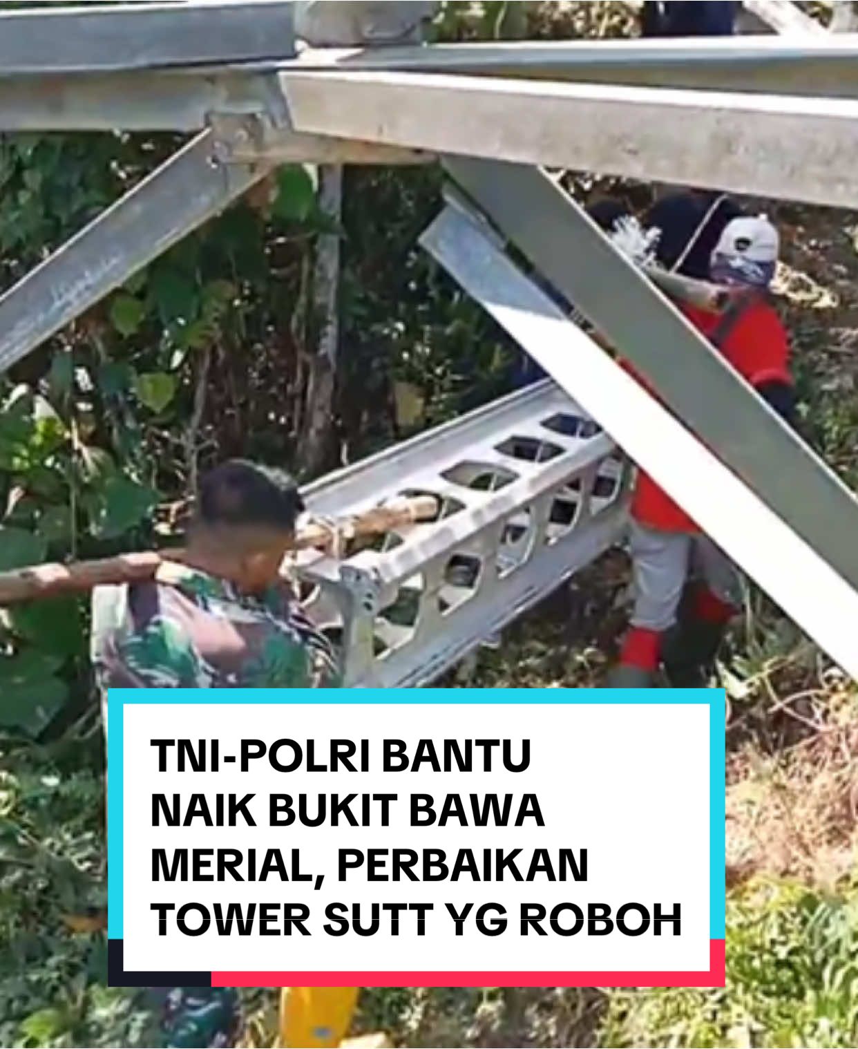 TNI & Polri ikut serta membantu mebawa tiang-Material untuk perbaikan Tower SUTT yg Roboh di Perbukitan Batang Merangin. . #Indojatipos #indojatipostv #kerinci #sungaipenuh #pln #jambi #tni #polri 