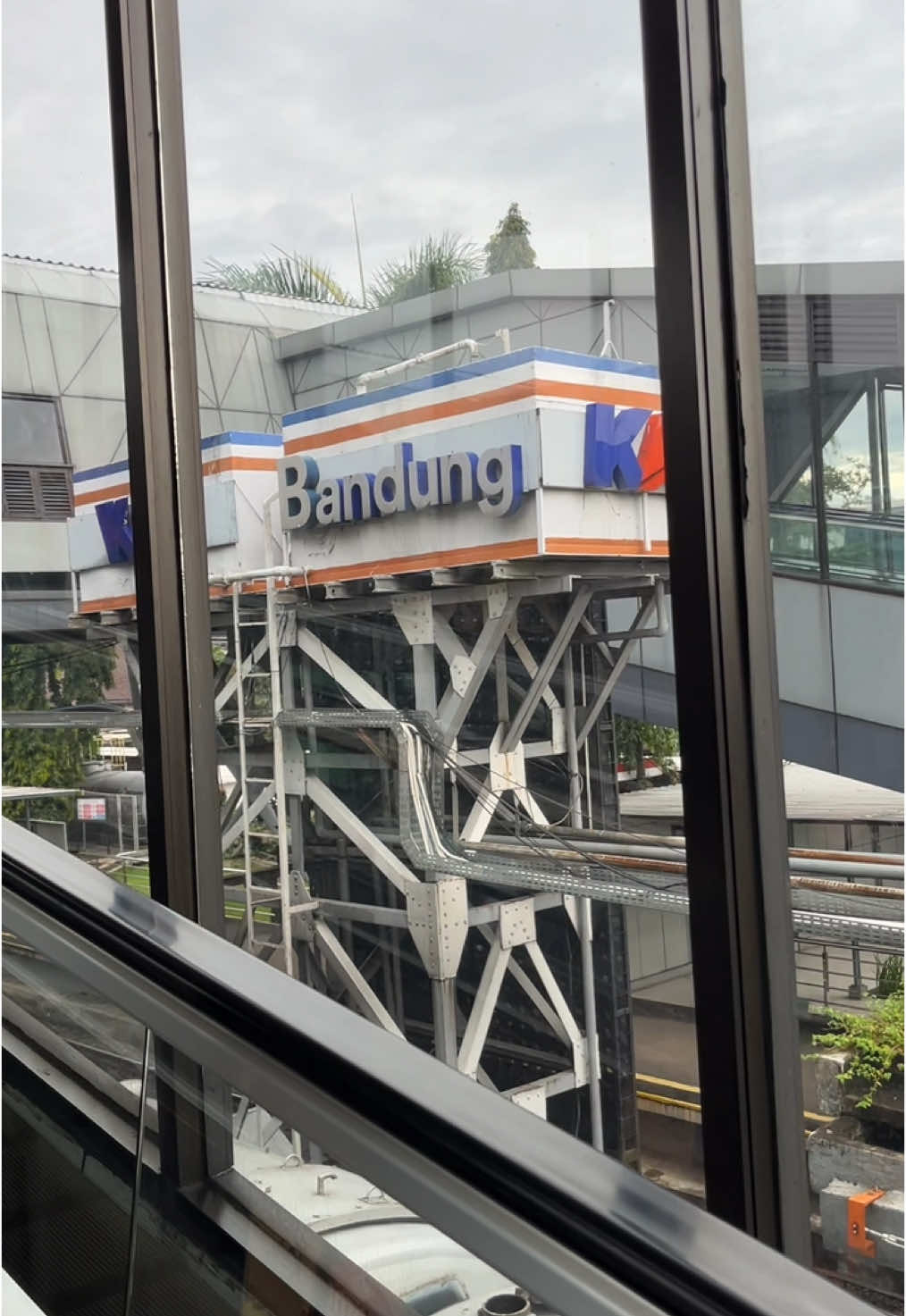 kenapa bandung?🙂‍↕️🤞 #fyp #bandung #stasiunbandung #kai121 