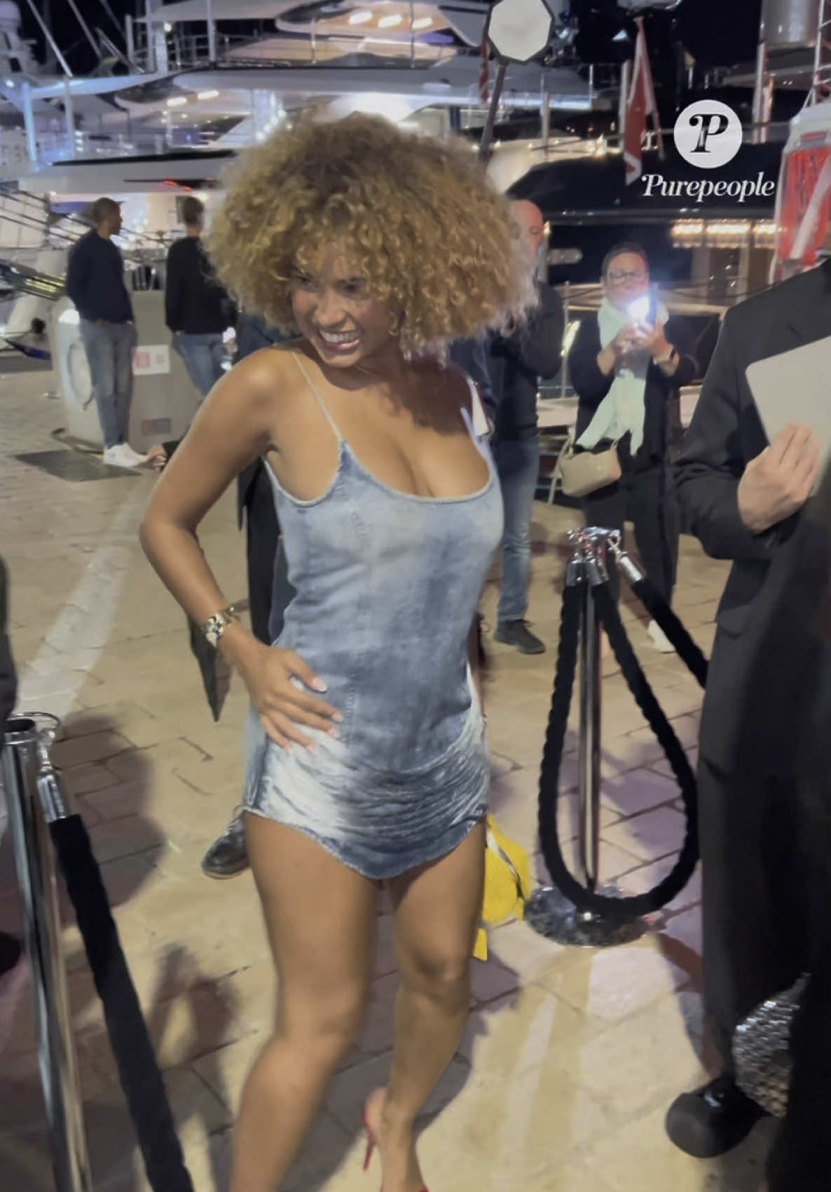 Paola Locatelli arrive à la soirée A$AP x Ray-Ban sur le yacht Licht à Cannes, élégance et génération nouvelle au rendez-vous ✨ :-) Paola Locatelli a été aperçue ce soir à son arrivée sur le yacht Licht, pour la très attendue soirée A$AP Rocky x Ray-Ban, organisée en marge du 78e Festival de Cannes. Toujours stylée, fraîche et audacieuse, la jeune star a incarné à merveille la nouvelle vague glamour, mêlant mode, influence et présence naturelle. Pour en savoir plus, rendez-vous sur le site Purepeople : le lien est dans la bio. #PaolaLocatelli #ASAPRocky #RayBanParty #Cannes2025 #FestivalDeCannes #YachtParty #GenZStyle #Purepeople #Bestimage 