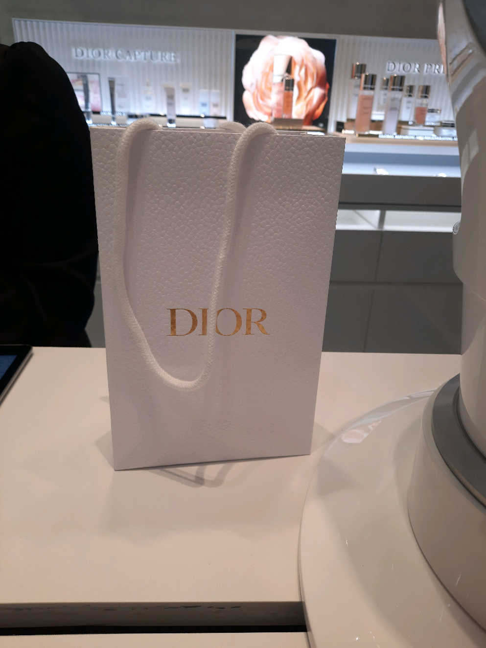 Dior di Sephora lagii daftar tunggu, jadi langsung ajah ke Dior nyaa langsung 🥰 #foryou #fyppppppppppppppppppppppp #fyp #vineshopsurabaya 