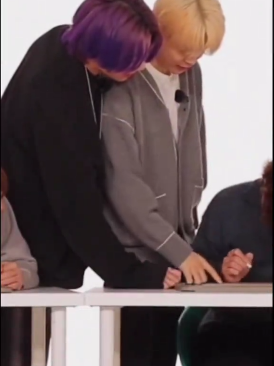 but JK 😂😂he can't hide his émotions 🤭🥹#jikook #jealous #brasil #followers😘thanku #CapCut 