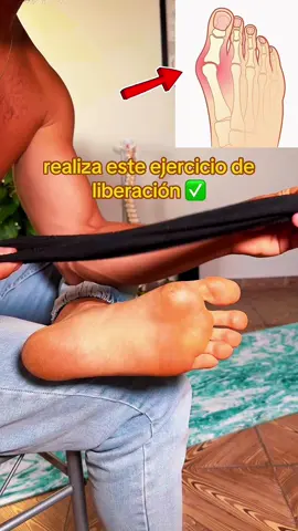 Separar los dedos con ayuda de un calcetín y combinarlos con ejercicios de liberación ayuda a descomprimir la articulación del primer metatarsiano, corrige patrones de tensión en la musculatura intrínseca del pie y evita que el juanete progrese por presión y mal apoyo repetido. #pablopilatesreal #juanetes #bunions #metatarsalgia #dolordepie #consejosdesalud #consejossaludables #consejosfitness 