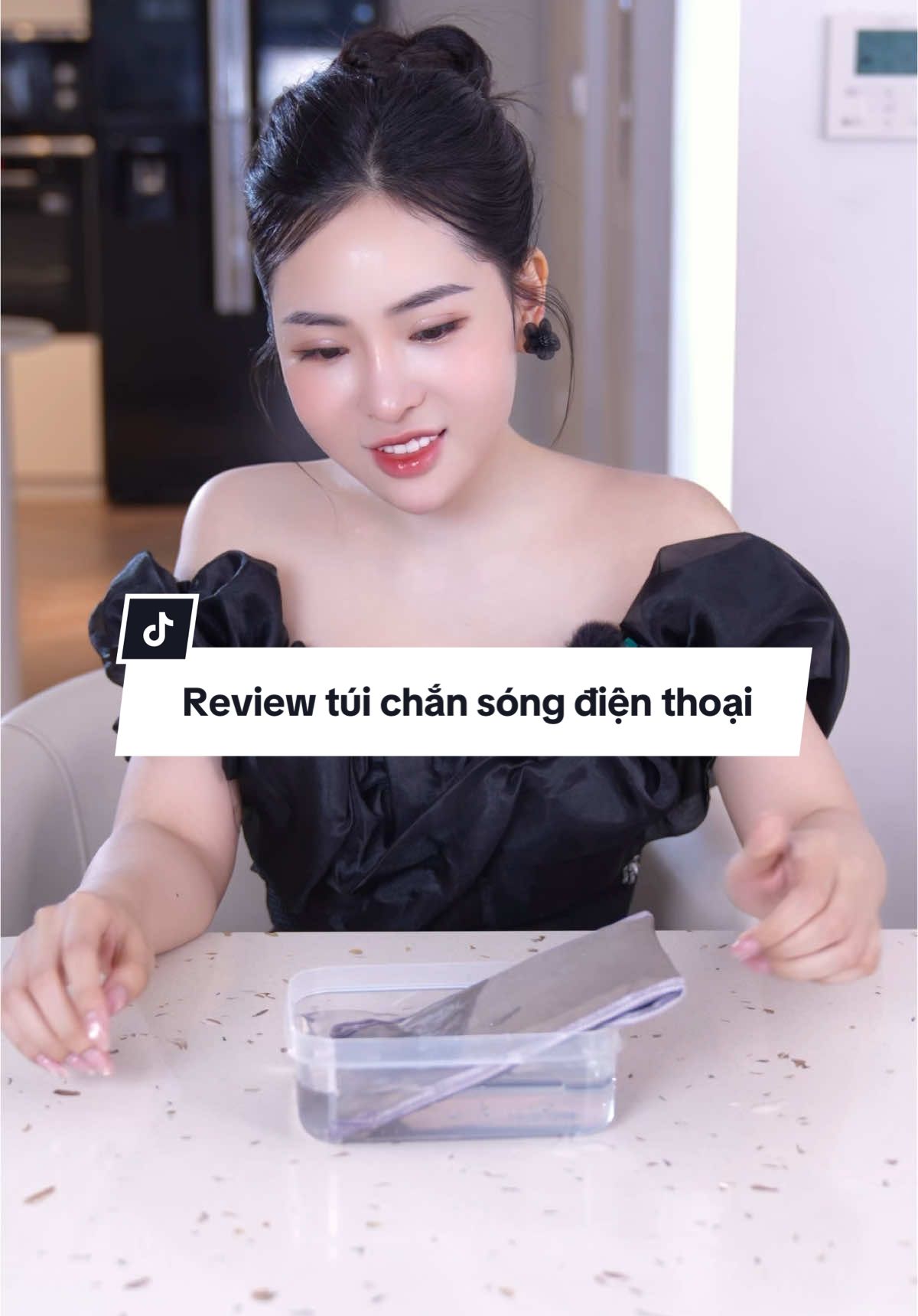 Review túi chắn sóng điện thoại có hiệu quả như quảng cáo? #tranganna #review #xuhuong #tuichansongdienthoai 