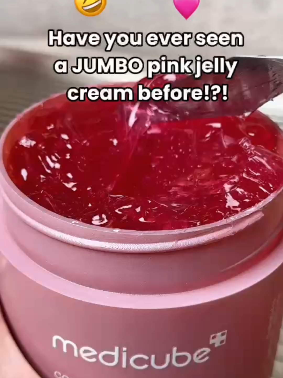 Only a container this size of the @medicube_global_official Collagen Jelly Cream is enough to satisfy my obsession😍💕 The jelly goodness loads skin up with hydrolyzed Collagen + Niacinamide for a bright, plump + firm complexion! Grab it for your glowiest skin yet at the 🔗 in the bio NOW!🛍️ #stylevana #stylevana_sv #koreanskincare #medicube #agingskin #koreanskincareproducts #skincareroutines #dryskin #moisturizedskin