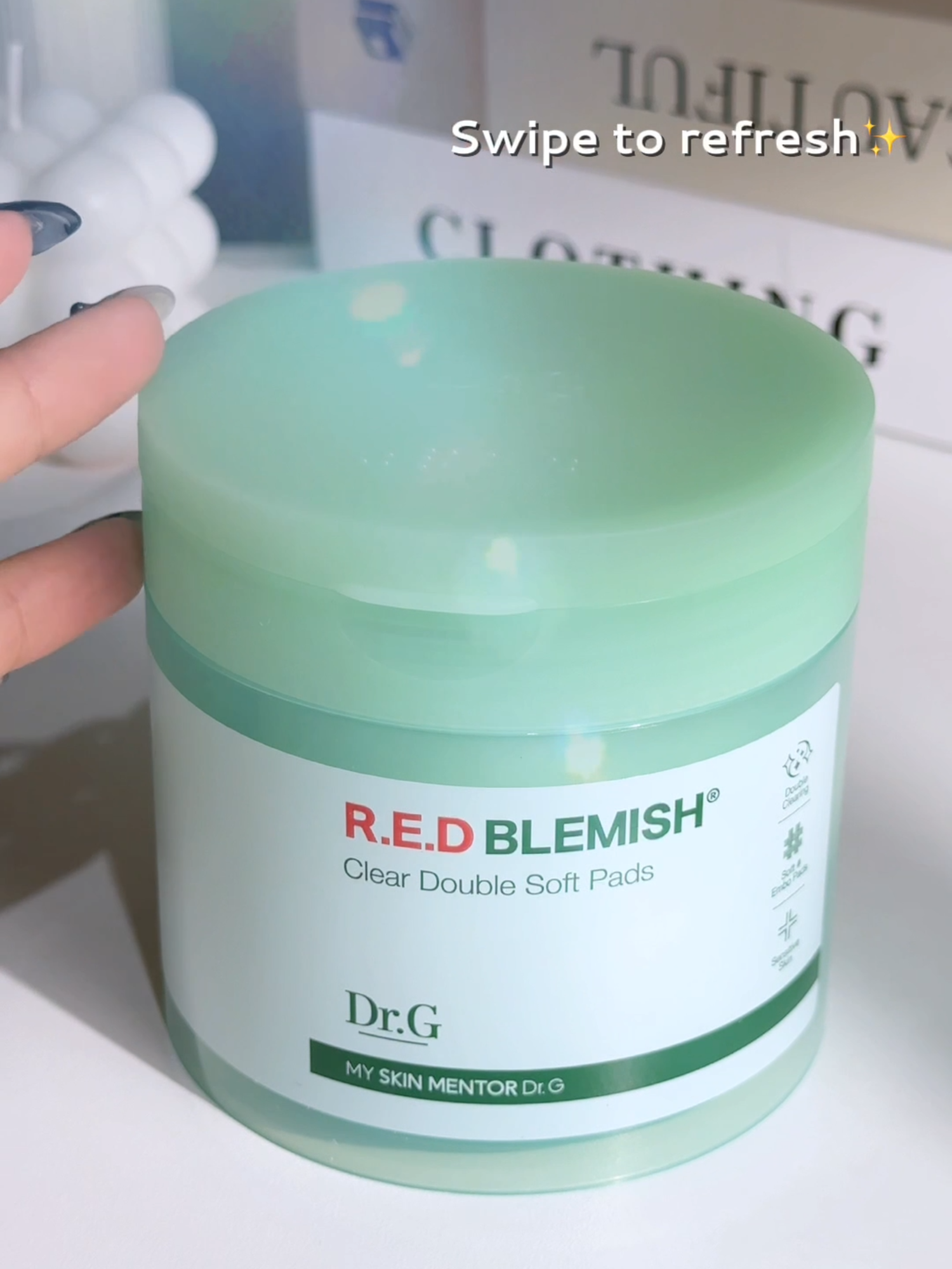 An irritation-free toner pad made to hydrate and refresh? The @dr.g_official_global Dr.G - R.E.D Blemish Clear Double Soft Pads is made to soothe and treat sensitive complexions, using a combination of Centella Asiatica and plant-derived BHA to provide instant calming effects!😌 These pads are embossed with a hashtag pattern that glides along the skin to minimize friction, keeping your skin healthy and protected! Grab your own tub right away at the 🔗 in the bio!🛍️ #stylevana #stylevana_sv #koreanskincare #drg #agingskin #koreanskincareproducts #skincareroutines #dryskin #acneproneskin