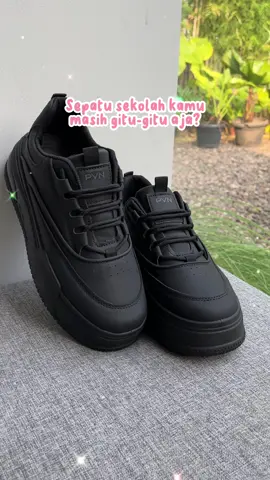 pake ini sih auto keren ke sekolah 🥰 #rekomendasisepatu #sepatusneakers #sepatuhitam #sepatusekolah #pvnjeno #pvn #fyp 