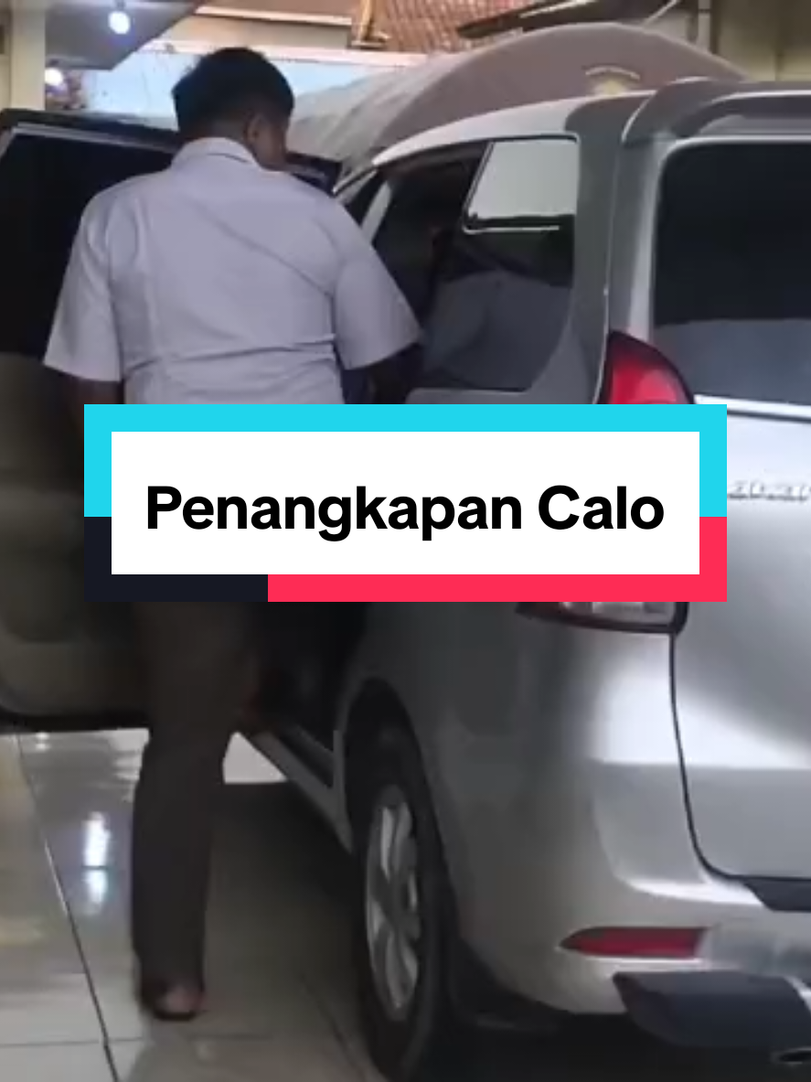 Polsek Cikande Kembali Bongkar Calo Tenaga Kerja, Dua Pelaku Ditangkap SERANG - Personil Satreskrim Polres Serang bersama Polsek Cikande kembali mengamankan dua pelaku calo tenaga kerja setelah menipu wanita pencari kerja di PT Cibadak Indah Sari Farm, Kecamatan Cikande, Kabupaten Serang. Kedua calo tenaga kerja berinisial MAS (28) dan AS (49) ini diamankan di rumahnya masing-masing di Desa Cangkudu, Kecamatan Balaraja, Kabupaten Tangerang dan Desa Nambo Ilir, Kecamatan Cikande, Kabupaten Serang, Sabtu (17/5). Kapolres Serang AKBP Condro Sasongko mengatakan penangkapan dua pelaku penipuan dengan modus masuk kerja atau calo ke PT Cibadak Indah Sari Farm ini, merupakan tindaklanjut laporan Nita warga Desa Malanggah, Kecamatan Tunjung Teja, Kabupaten Serang. 