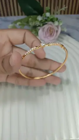 nih jangan salahiin gelang ini klo tetangga kalian iri gelang ini cuman 34 ribuan mirip emas asi anti luntur anti karatan #fyp #gelangtitanium #titanium #joinlive 