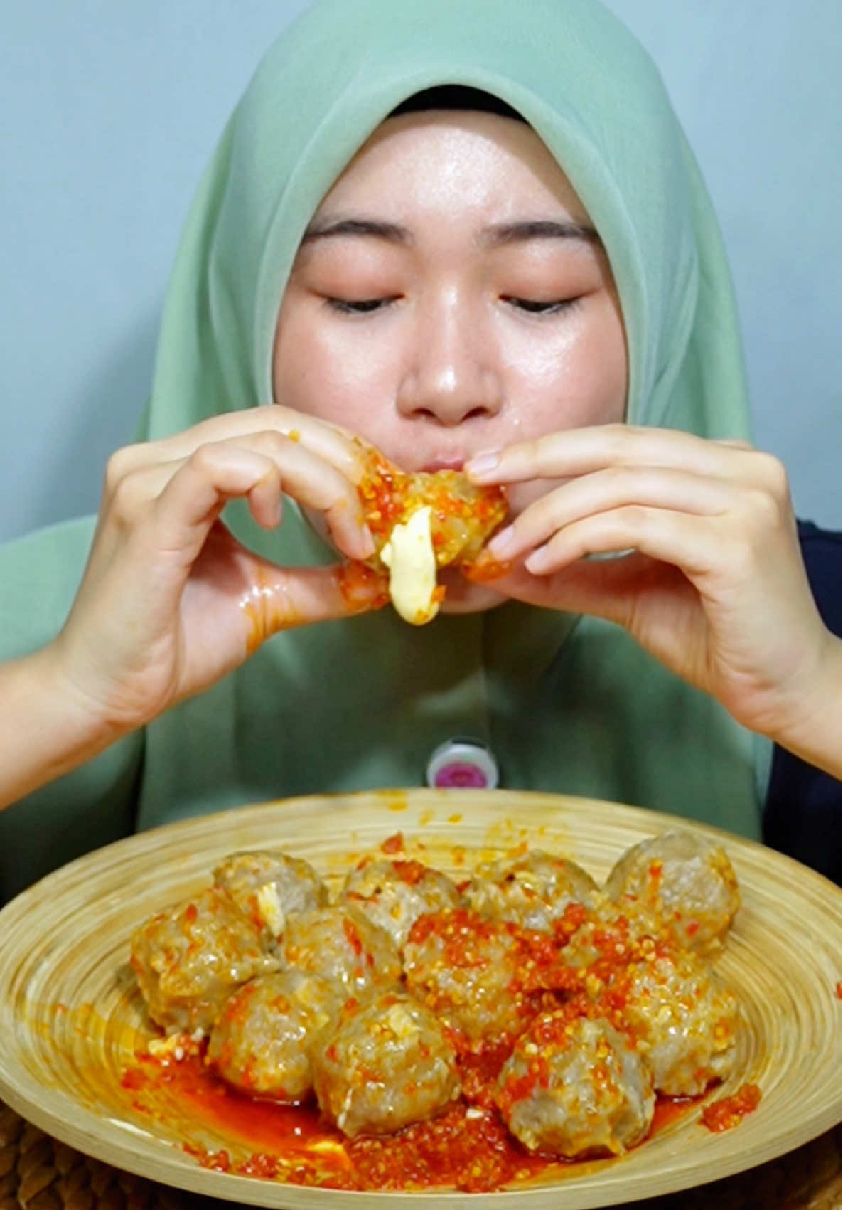 Masuk banget ke selera lidah aku enak gurih pedes kejunya beneran meleleh aku suka abis ini aku juga beli lagi 👍🏻👍🏻👍🏻 #inicia #iniciamukbang #asmr #mukbang #bakso #bocimaknyoss #COMBELKEJULELEHMAKNYOSS #KEJULELEHMAKNYOSS #BOCIMAKNYOSS