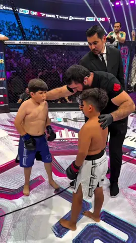 As loucuras na Rússia não têm limite! Sim, isso é uma luta de MMA entre crianças. Na Rússia, o esporte vai além dos limites que estamos acostumados a ver. Prepare-se para assistir à luta completa que está gerando debate no mundo todo. #russia #kidsfight #mmakids 