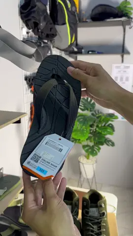 Eiger Kinkajou Pinch 2.0 Sandals - Black 42 adalah sandal jepit pria ideal untuk aktivitas harian atau base camp. Footbed anatomis dan bantalan EVA empuk mendukung kenyamanan langkah. Outsole rubber kuat mencengkeram medan terbuka. #sandal #sandaleiger #eigerkinkajoupinch20sandals #eiger #sandaljepit #outdoorsandals