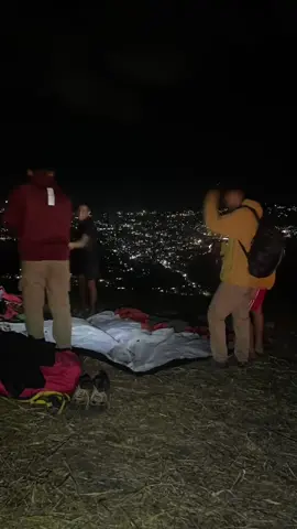 Mendirikan tenda dengan view kota Ende malam hari dari puncak bukit kezimara #bukitparalayangende #campingground #kotaendentt 