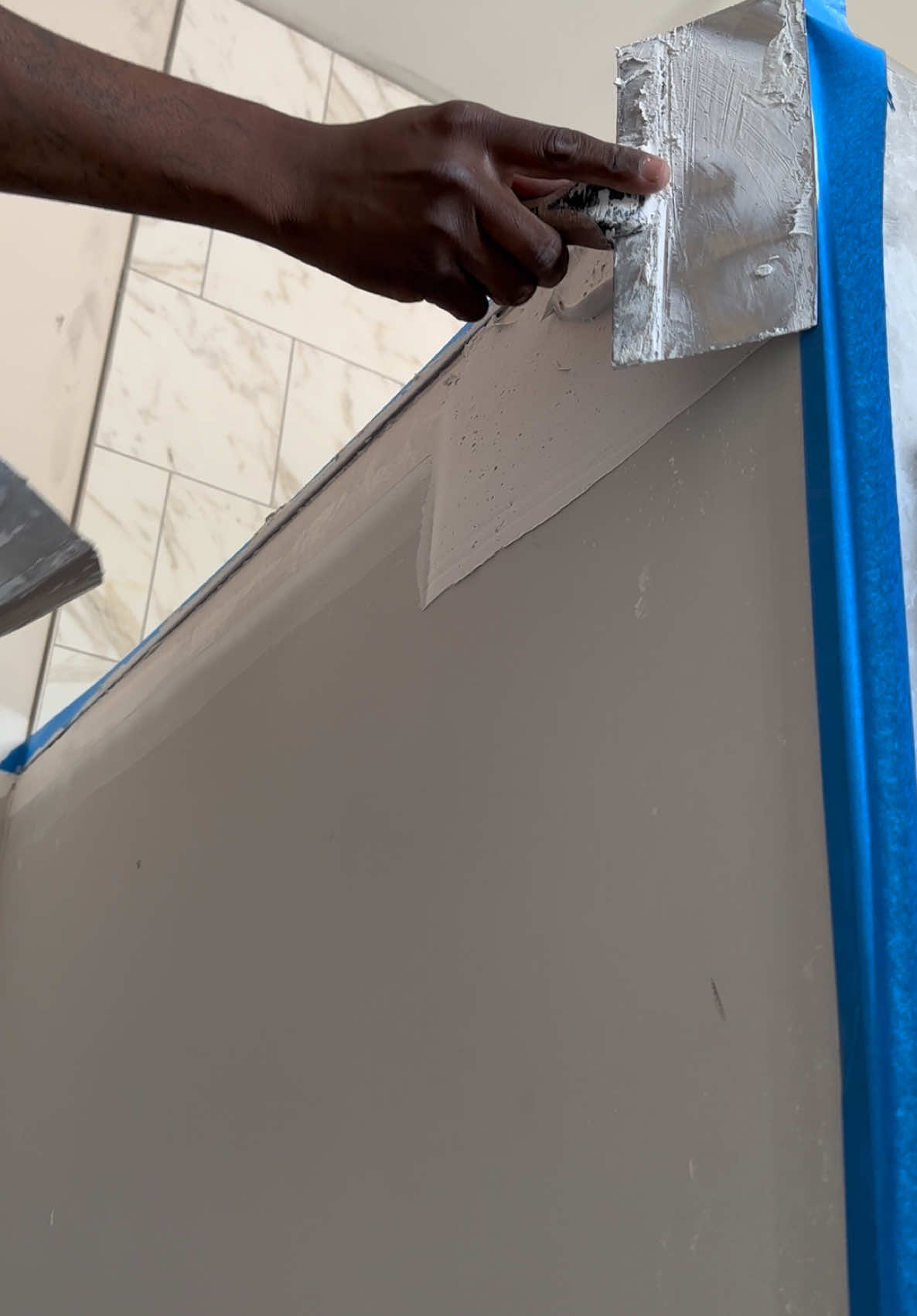 Problem solver 😉 #fyp #foryoupage #solution #drywall #renovation #tile #gap #howitworks #tips #LifeHack #hacks #trending #fypシ #handy #trend #friends #workout #LearnOnTikTok #howtotiktok #DIY #problemsolved 