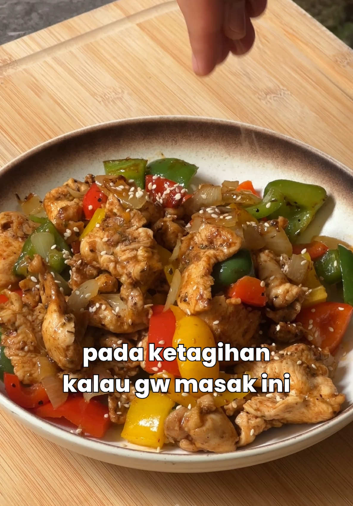Ayam paprika ala restoran 😘  Bahan :  ✅ Dada ayam fillet 400 gr ✅ Paprika merah 1  ✅ Paprika kuning 1  ✅ Paprika hijau 1  ✅ Bawang bombay 1/2  ✅ Bumbu dry rub 2 sdm Cara membuat :  1. Marinasi daging ayam pake bumbu Dry Rub Original @Mixmix Indonesia ini dimarinasi selama 30 menitan cukup lah 2. Tumis ayam yang udah di marinasi, masukin potongan paprika sama bawang bombay nya. 3. Masak kurang lebih 7-10 menitan, gak perlu tambah bumbu apapun ya.  4. Kalau udah tinggal sajiin sama nasi putih hangat ya #bumbumixmix #dryrub #diMIXMIXaja 