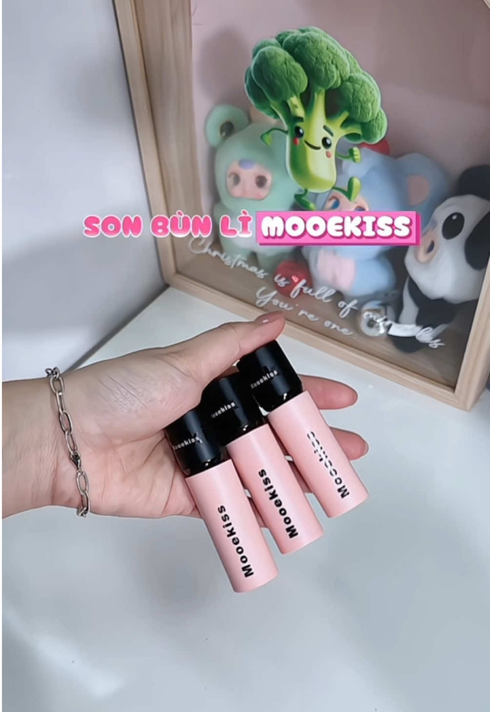 Đẹp theeeee😍 Son bùn lì của Mooekiss đẹp lắm í😭🥰 #sonbunli #sonbun #sonli #sonmoooekiss #mooekiss #lipstick #makeup #makeuptutorial #lamdep #beauty #theordiduongtrang #xh #fyp 