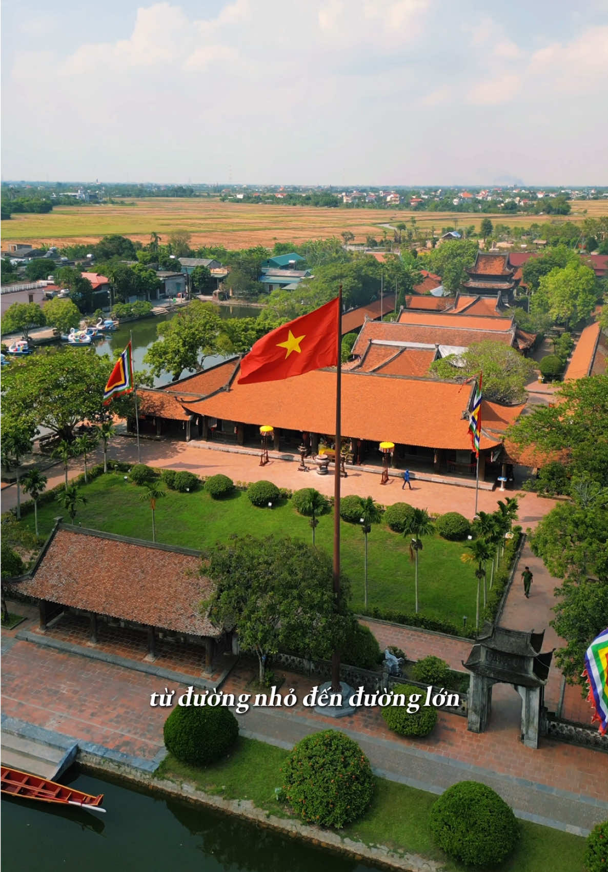 Thái Bình không phải là điểm đến nổi tiếng trên bản đồ du lịch, nhưng lại là nơi khiến mình muốn quay về. Đi thật xa để trở về mới thấy: hóa ra bình yên mang tên Thái Bình. Không chỉ là quê hương, mà còn là nơi bắt đầu cho giấc mơ của mình ❤️ #minhlagrin #thaibinh #thaibinh17 #dulichvietnam #checkinvietnam 