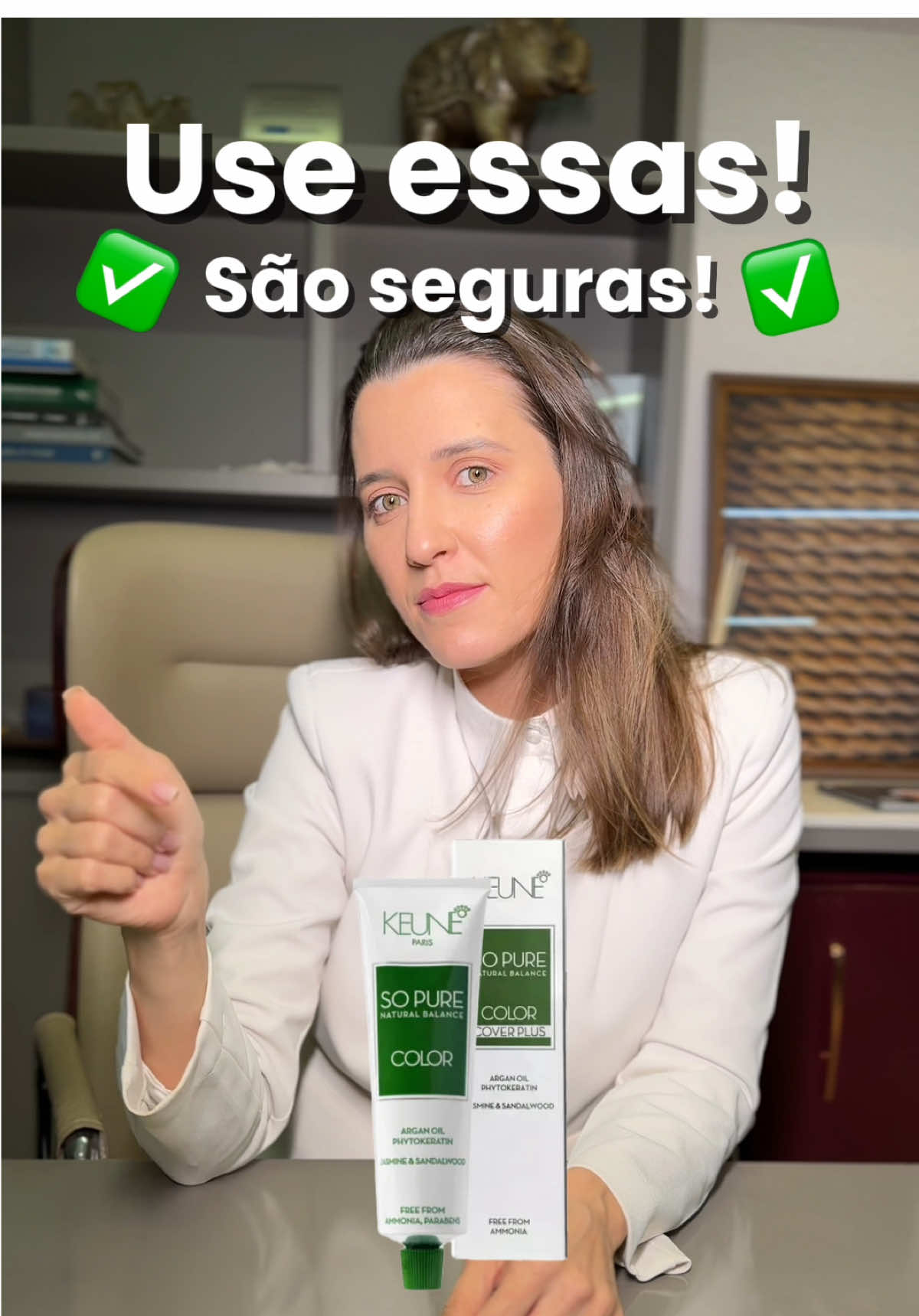 Você sabia que a tintura de cabelo pode causar alergias graves? Nem todo mundo sabe, mas alguns componentes das tintas podem desencadear reações como coceira, vermelhidão, descamação, inchaço no rosto e até escurecimento da pele em volta da aplicação. Isso não significa que você nunca mais pode pintar o cabelo, mas sim que, se você é mais alérgica ou sensivel, é importante escolher opções mais seguras, especialmente se você já teve algum tipo de reação no couro cabeludo ou na pele após pintar. A prevenção ainda é o melhor caminho! Sua saúde vem primeiro. Compartilho aqui minha experiência médica com o objetivo de informar — sempre consulte um especialista para avaliar seu caso individual. #CuidadosComACouroCabeludo #DermatologiaCAS #DraKelly #TinturaDeCabelo #AlergiaAPPD #CabeloSaudável #SaúdeÉPrioridade